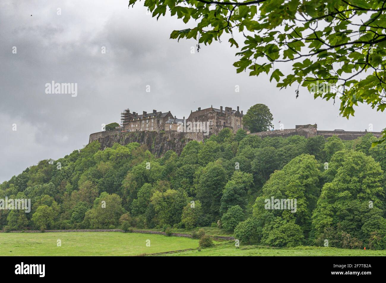 Blick auf das imposante Schloss Stirling an einem bewölkten Tag. Konzept: Typisch schottische Landschaften Stockfoto