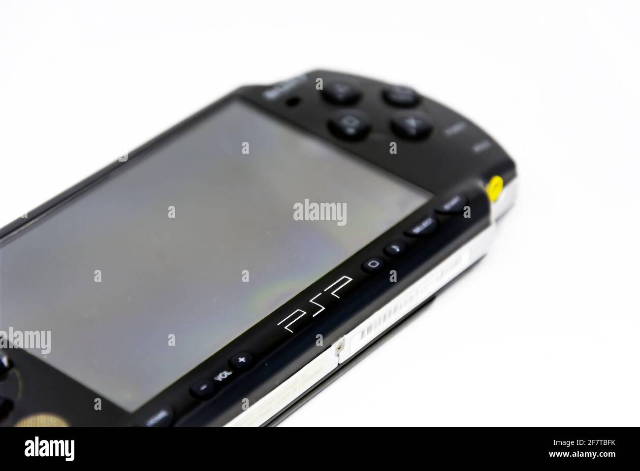 Rom, Italien, 9. April 2021: Seitenansicht einer Sony PlayStation Portable (PSP). PSP ist eine von Sony entwickelte und vermarktete Handheld-Spielekonsole. Stockfoto