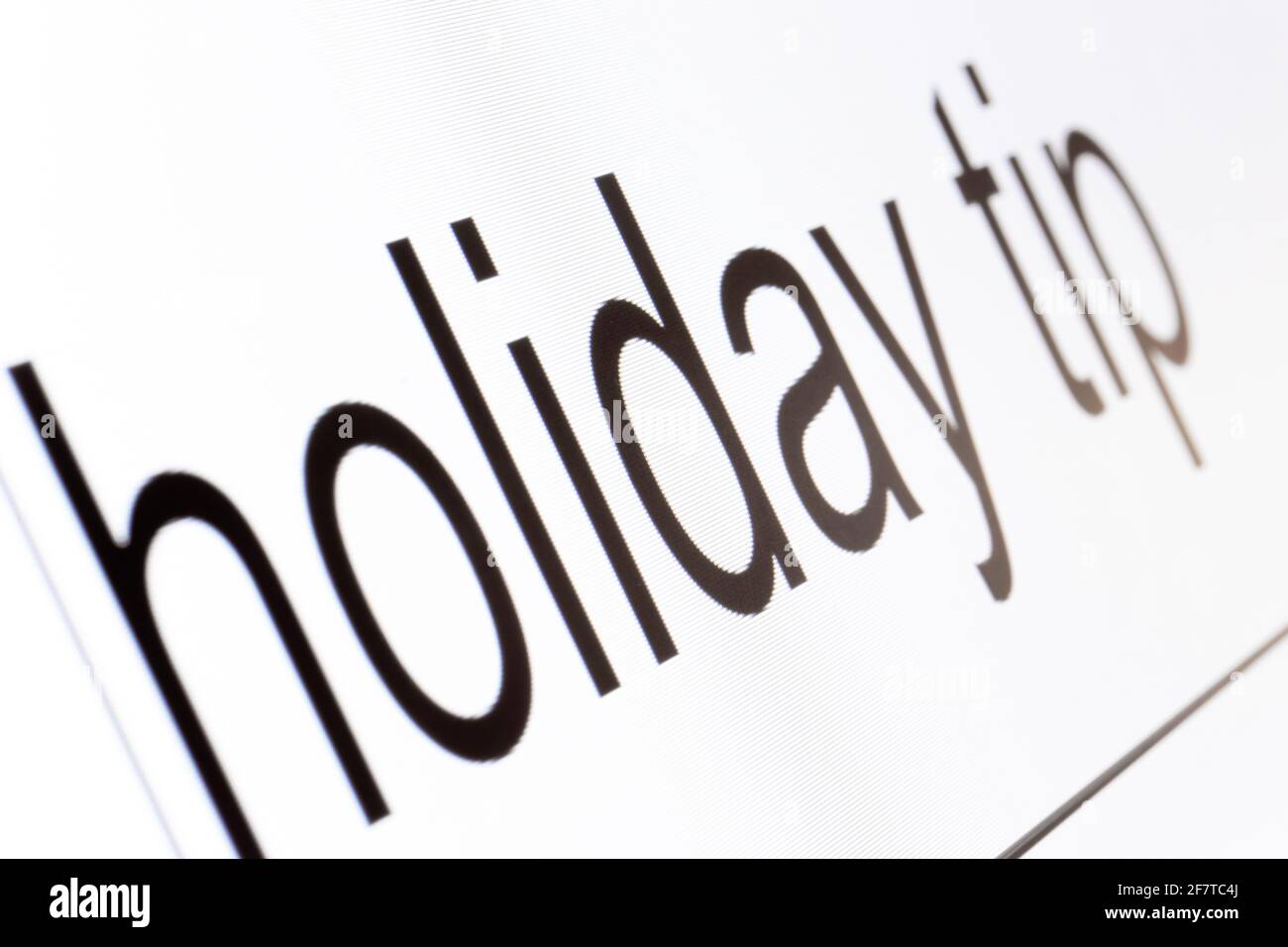 Suchleiste auf einem Computermonitor mit der Frage „Tipp für Urlaub“. Suchen nach Informationen im Internet, Nahaufnahme. Stockfoto