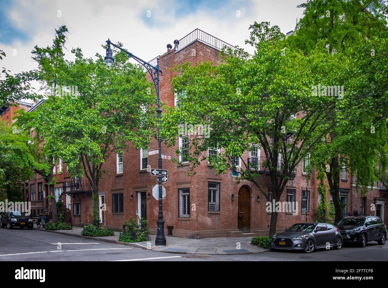 New York City, USA, Mai 2019, Blick auf ein rotes Backsteingebäude am Waverly Place und die W 11 St im West Village-Viertel Stockfoto