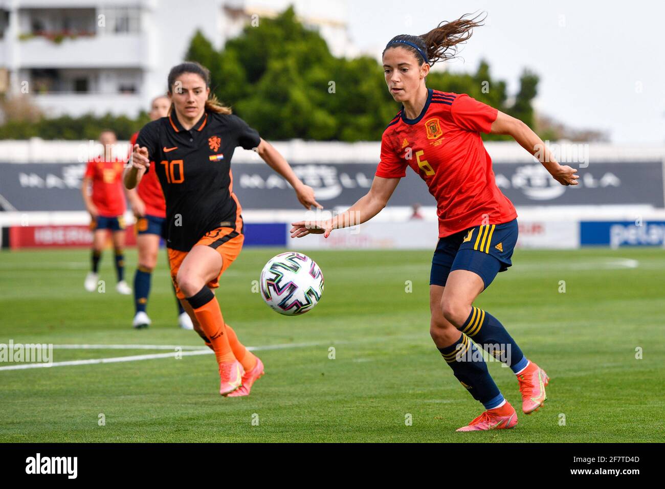 MARBELLA, SPANIEN - 9. APRIL: Danielle van de Donk aus den Niederlanden und Aitana Bonmati aus Spanien während des Freundschaftsspiel der Frauen in Spa Stockfoto