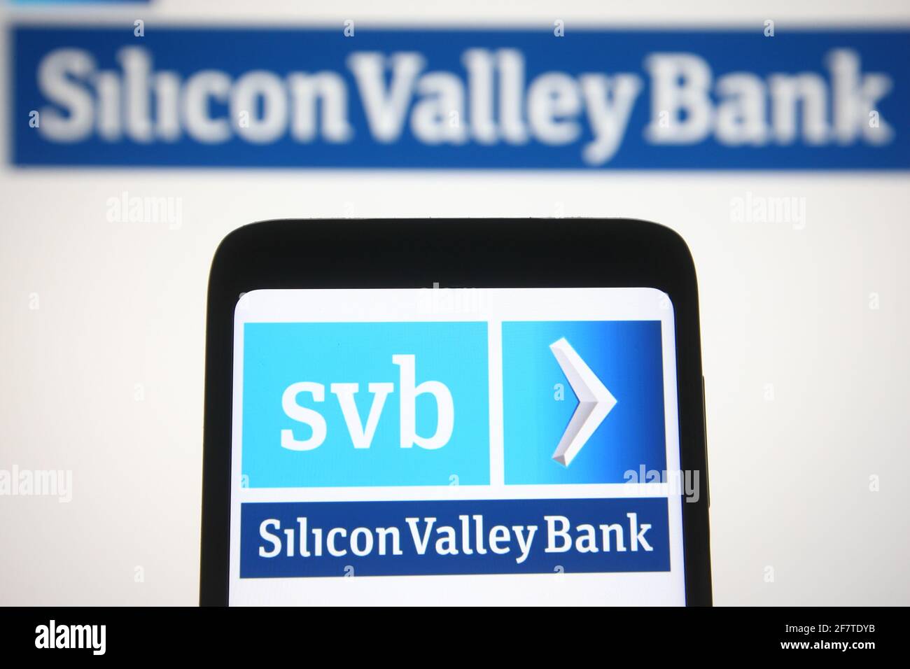 In dieser Abbildung ist das Logo der Silicon Valley Bank (SVB) auf einem Smartphone und einem pc-Bildschirm zu sehen. Stockfoto