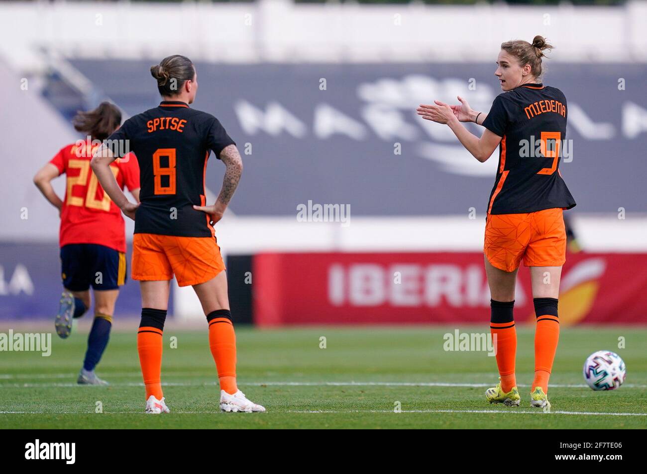 MARBELLA, SPANIEN - 9. APRIL: Sherida Spitse aus den Niederlanden und Vivianne Miedema aus den Niederlanden enttäuschten während der Women's International Friendly ma Stockfoto