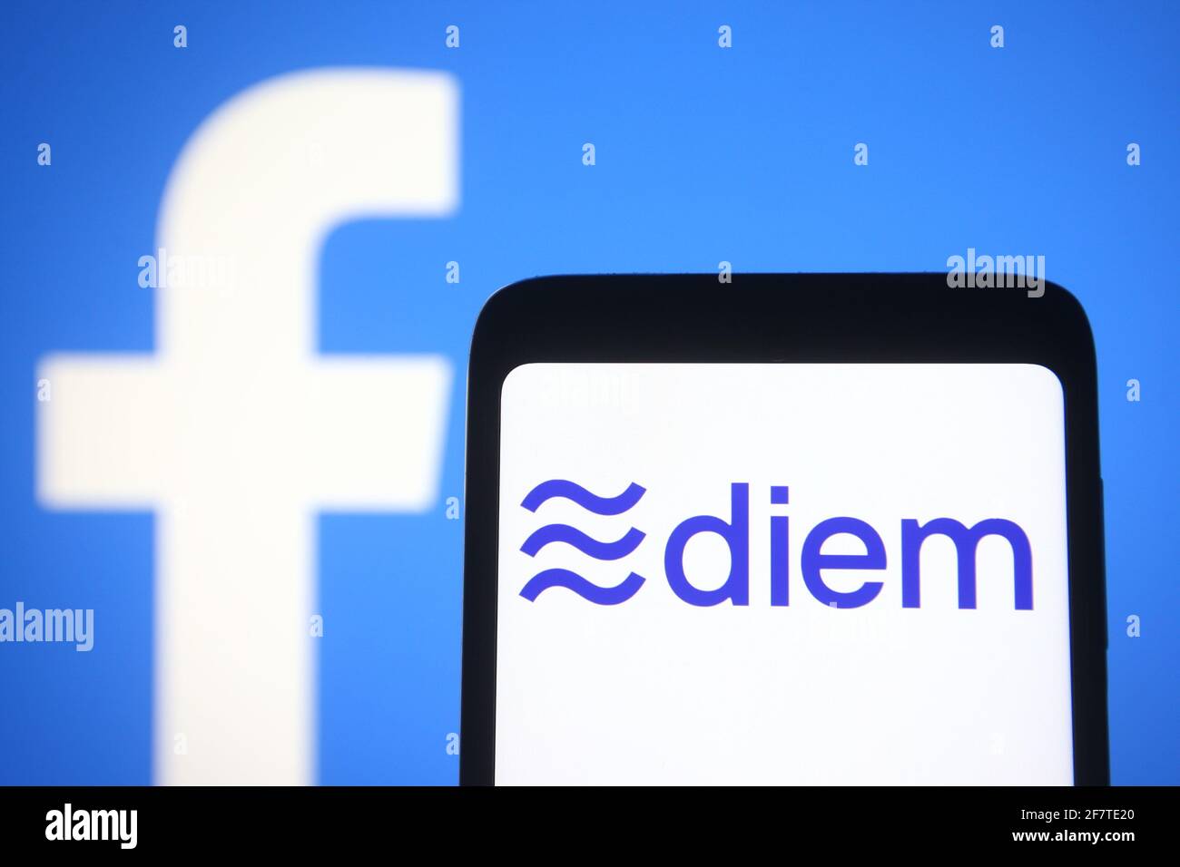 Ukraine. April 2021. In dieser Abbildung ist das Diem, früher als Waage bekannt, Logo auf einem Smartphone-Bildschirm mit einem Facebook-Logo im Hintergrund zu sehen. (Foto von Pavlo Gonchar/SOPA Images/Sipa USA) Quelle: SIPA USA/Alamy Live News Stockfoto