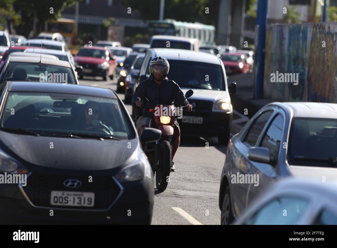 salvador, bahia / brasilien - 31. august 2018: Motorradfahrer fahren durch die Straßen der Stadt Salvador. *** Ortsüberschrift *** Stockfoto