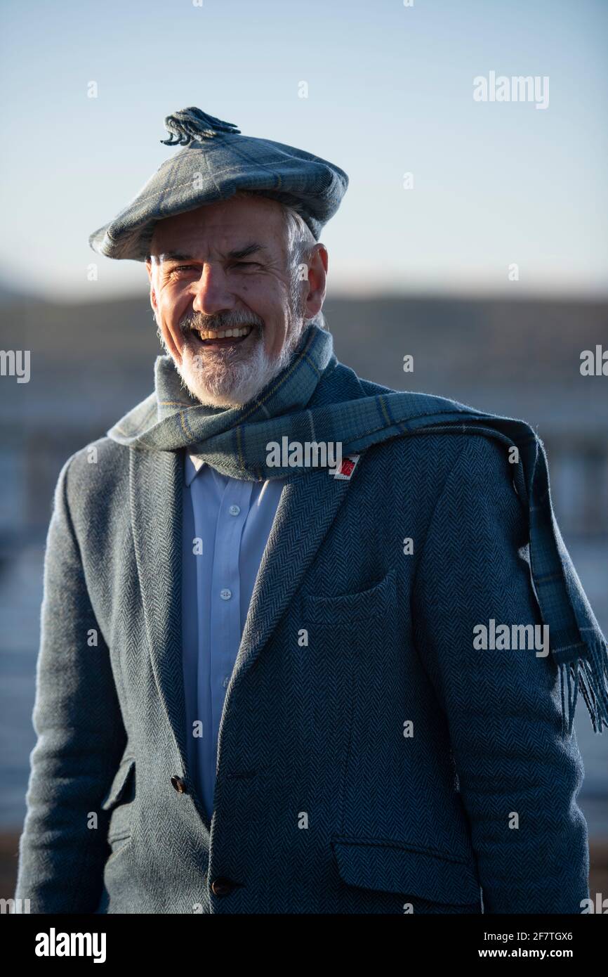 Greenock, Schottland, Großbritannien. 9. April 2021. IM BILD: John Burleigh - unabhängiger Kandidat für Greenock und Inverclyde. Info von John Burleigh: 'Es war die beste Zeit, es war die schlechteste der Zeiten,… Es war das Zeitalter der Weisheit, es war das Zeitalter der Torheit, es war die Zeit des Lichts, es war die Zeit der Finsternis, es war die Quelle der Hoffnung, es war der Winter der Verzweiflung, … Dickens: Die Geschichte zweier Städte Ich bete um Weisheit und eine Jahreszeit des Lichts und hoffe, die Dunkelheit und Verzweiflung zu vertreiben, die Inverclyde als das schlimmste Gebiet in Großbritannien darstellt … Genug! Genug! Wofür kann der unabhängige Geist des Menschen tun Stockfoto