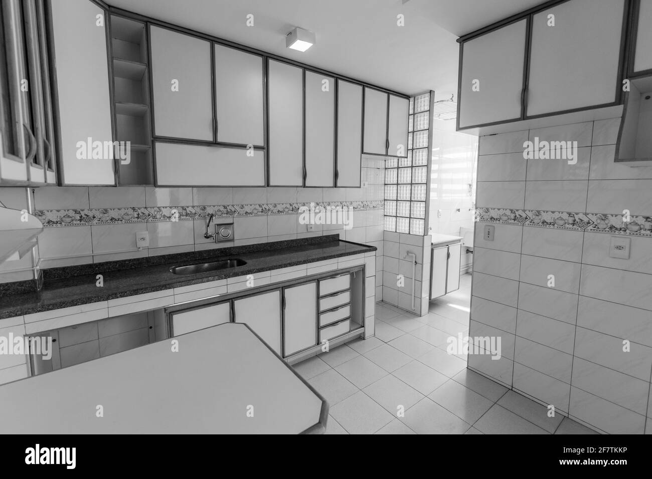 Schöne Aussicht auf eine moderne Küche in weiß und grau Farben Stockfoto