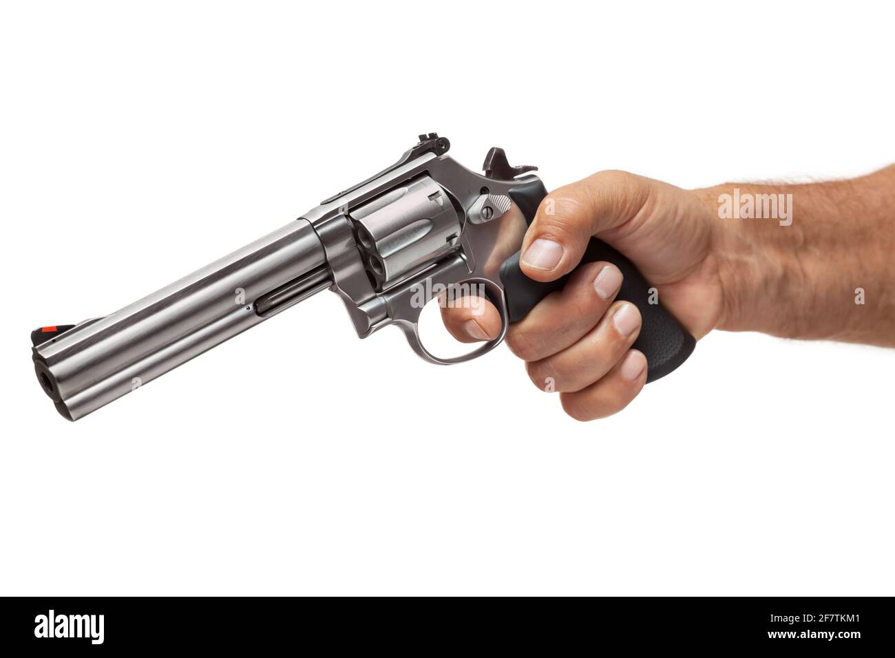 Mann zeigt auf einen Revolver, isoliert auf weißem Hintergrund Stockfoto
