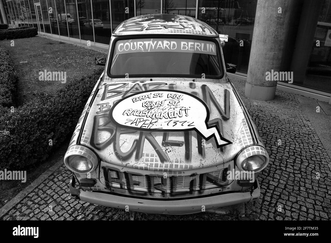 Trabant ( Trabi ) in der Axel-Springer-Str. in Berlin. Oldtimer mit künstlerischer Lackierung und Sprechblase auf der Motorhaube. Stockfoto