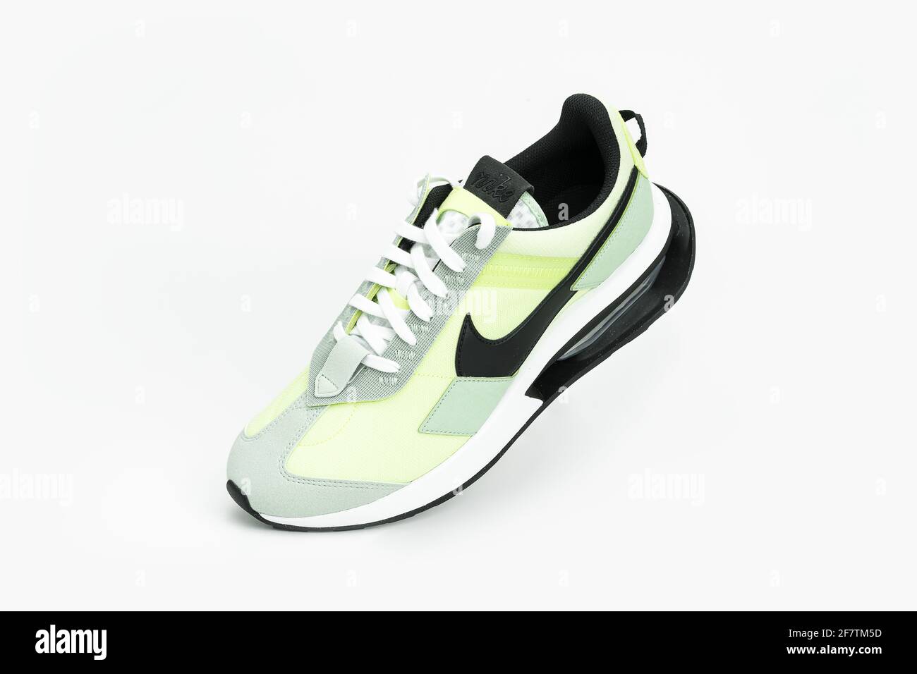 MONTERREY, MEXIKO - 29. März 2021: Nike Air Max Pre-Day Schuhe in Liquid Lime Farbe, Design mit nachhaltigen und recycelten Materialien auf einem weißen Rückengr Stockfoto