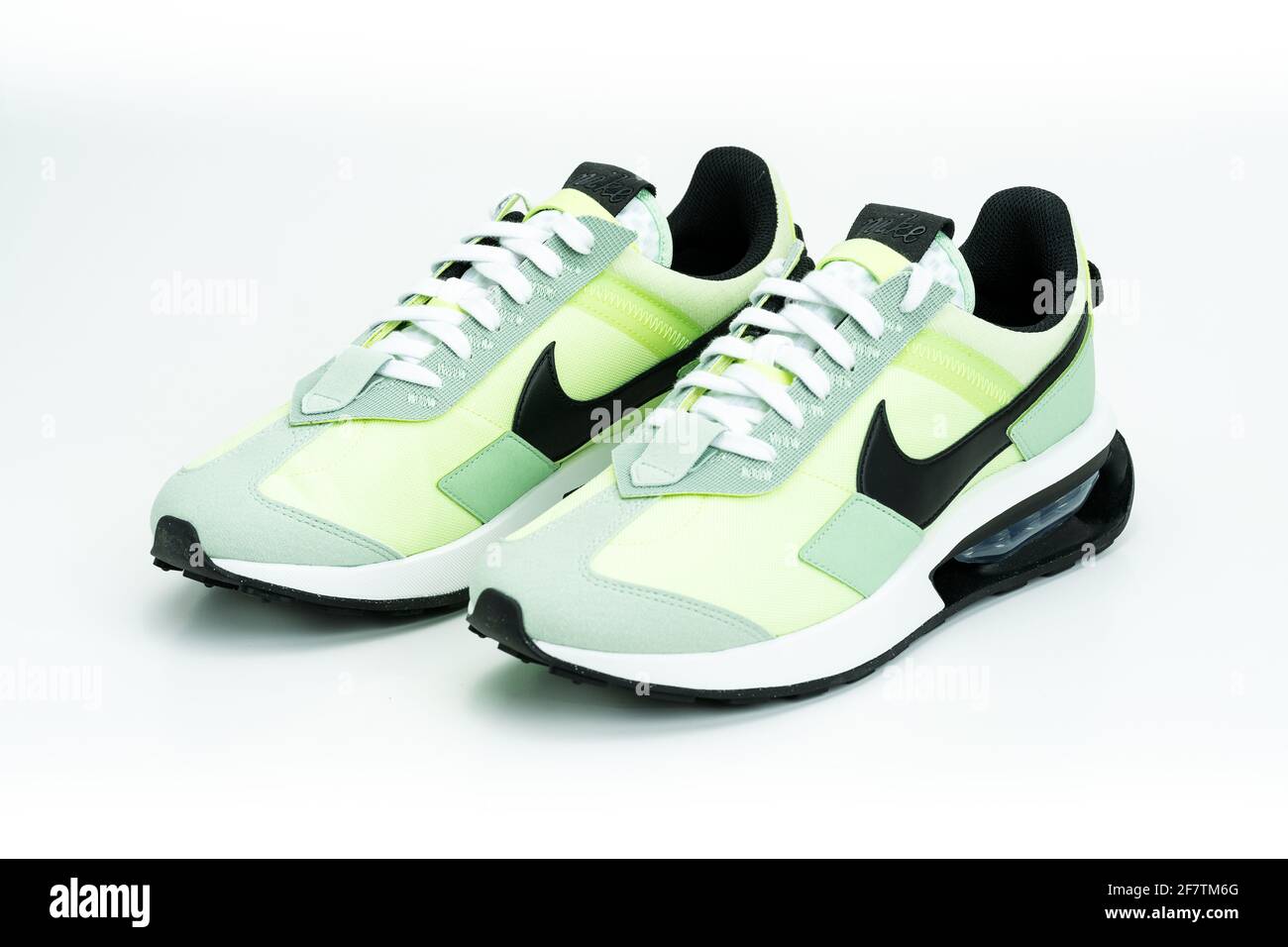 MONTERREY, MEXIKO - 29. März 2021: Nike Air Max Pre-Day Schuhe in Liquid  Lime Farbe, Design mit nachhaltigen und recycelten Materialien auf einem  weißen Rückengr Stockfotografie - Alamy