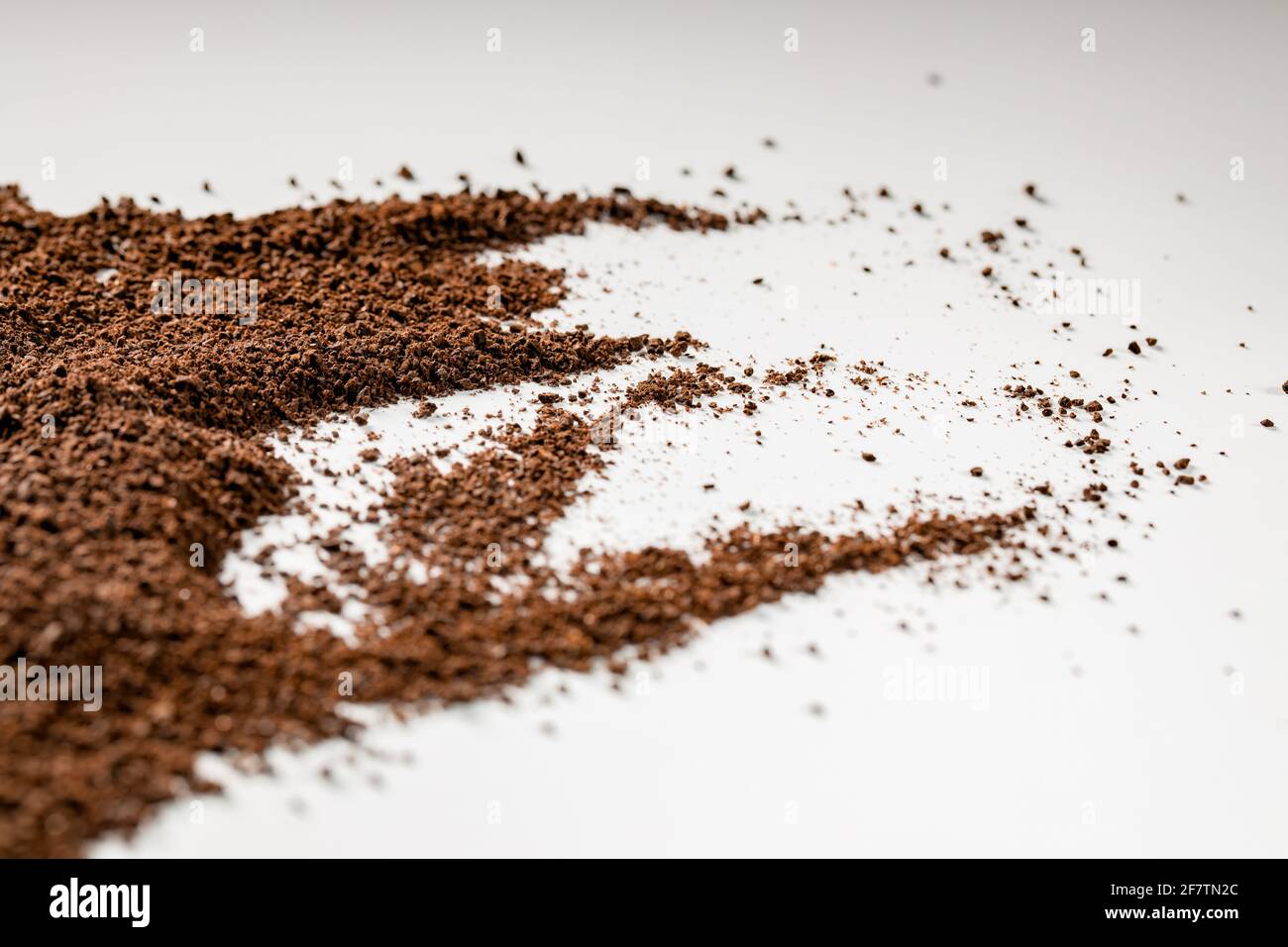 Gerösteter Kaffee auf isoliertem weißem Hintergrund gemahlen Stockfoto