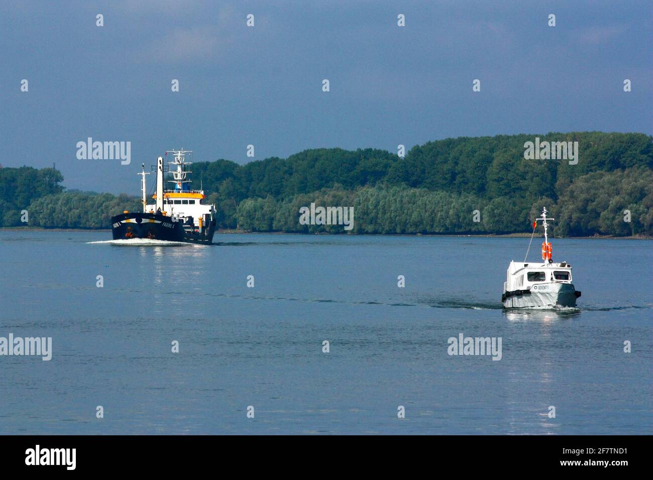 TULCEA, RUMÄNIEN - 15. Sep 2011: Zwei Schiffe auf der donau in der Nähe des Dorfes mila 23 rumänien Stockfoto