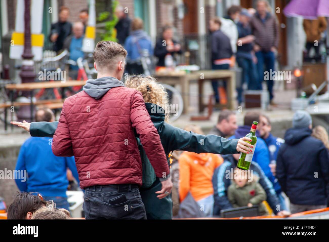 Amsterdam, Niederlande - 27. April 2019: Romantisches Paar während des Kings Day vor Corona. Stockfoto