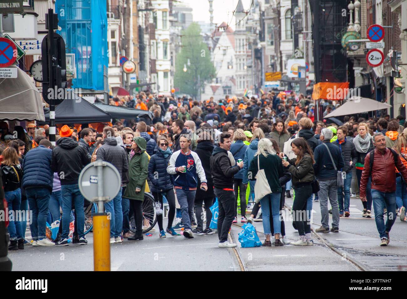 Amsterdam, Niederlande - 27. April 2019: Menschenmassen während des Kings Day vor Corona. Stockfoto