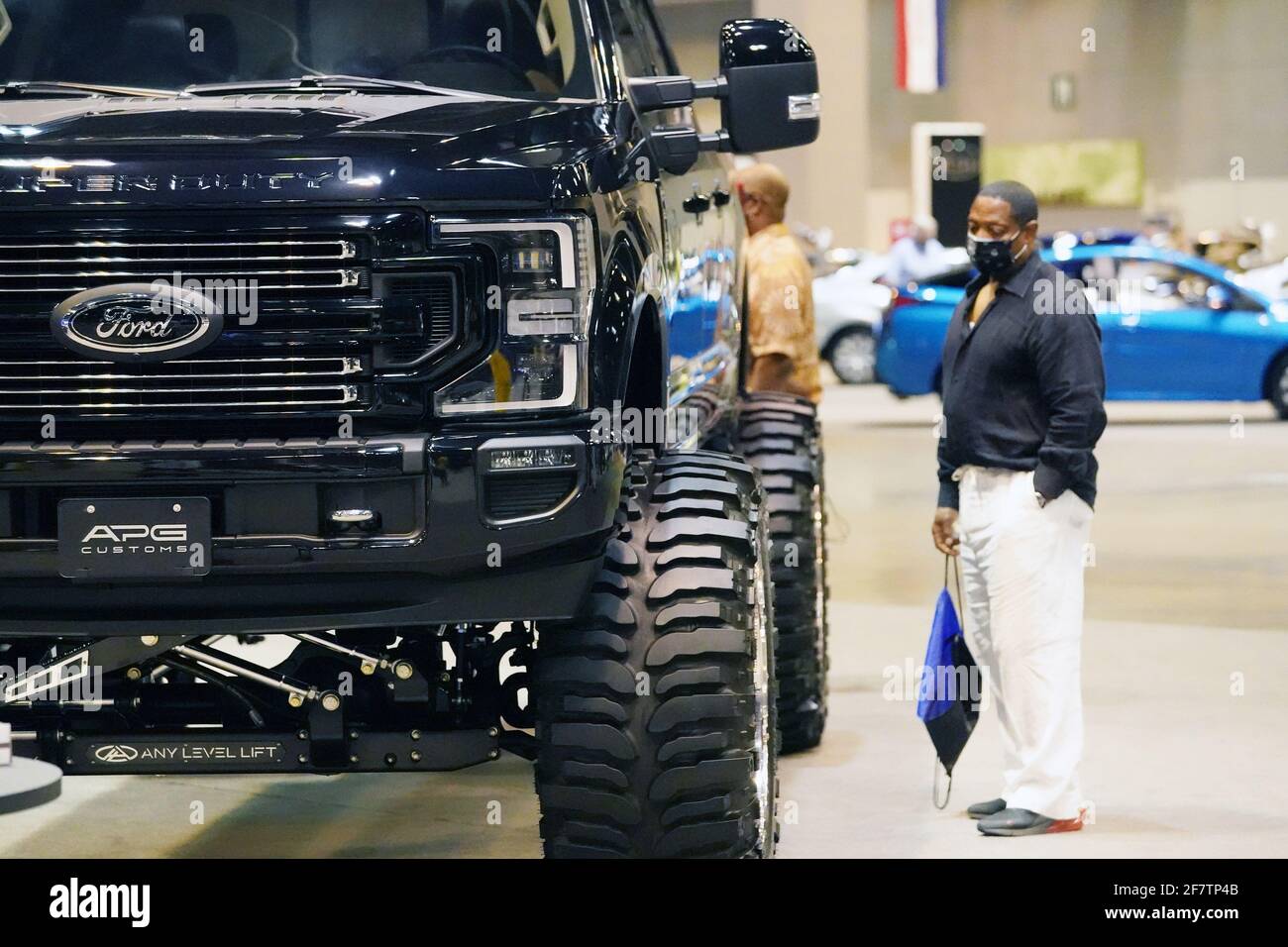St. Louis, Usa. April 2021. Besucher der St. Louis Auto Show können sich am Freitag, den 9. April 2021, im America's Center und im Dome in St. Louis die Größe eines Ford-Pickups mit einem Lift-Kit ansehen. Foto von Bill Greenblatt/UPI Credit: UPI/Alamy Live News Stockfoto