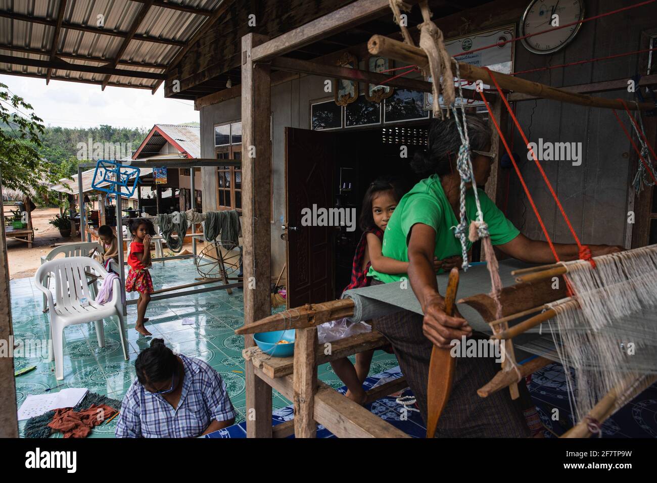 Thailand. April 2021. Der Dorfbewohner Na-Nhong-Bong sah das Weben, während ihre Jungen herumspielten. Kredit: SOPA Images Limited/Alamy Live Nachrichten Stockfoto