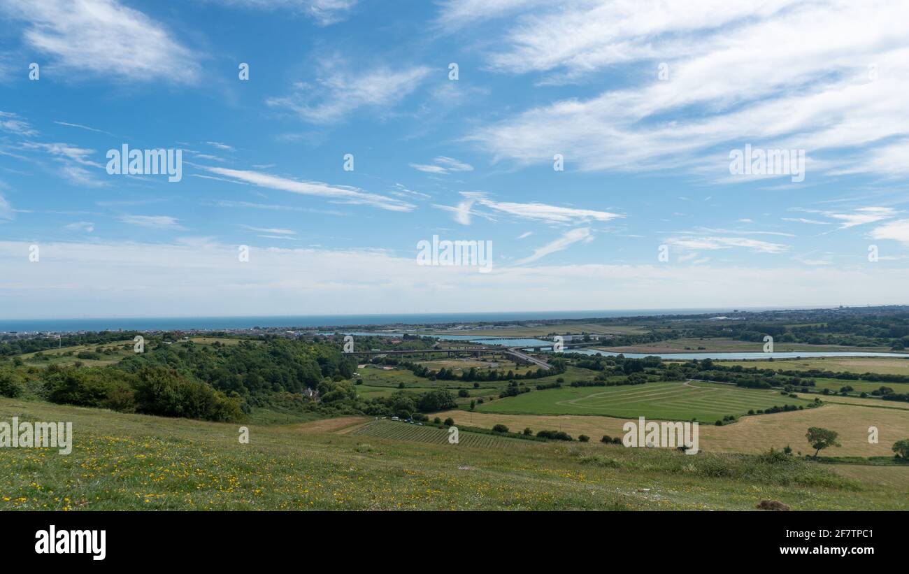 Wunderschöne Landschaft der Shoreham Umgehungsstraße - eine große Straße in England an Ein sonniger Tag Stockfoto