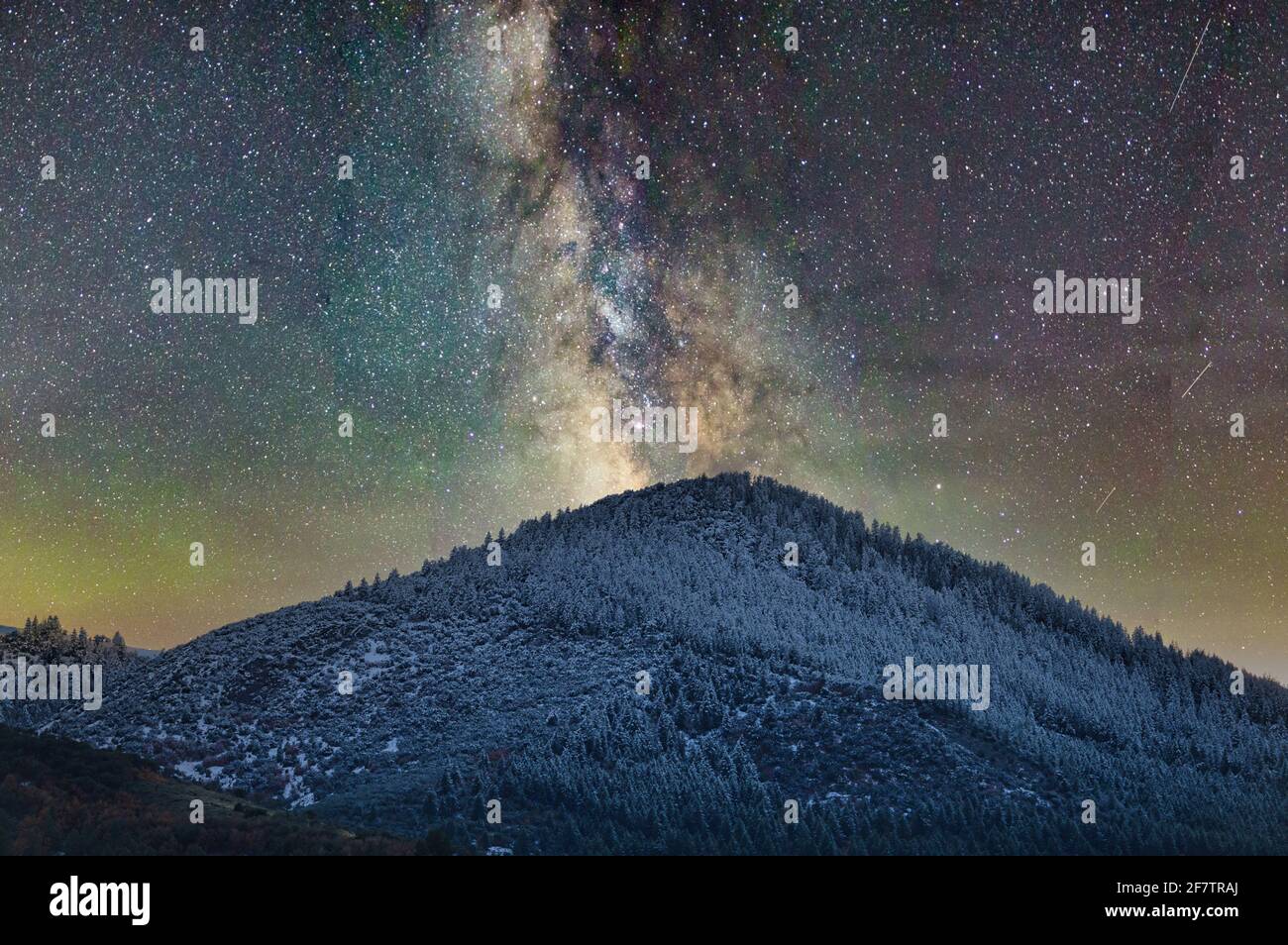 Schöner Blick auf die Milchstraßendalaxie über eine Landschaft Mit Hügeln Stockfoto