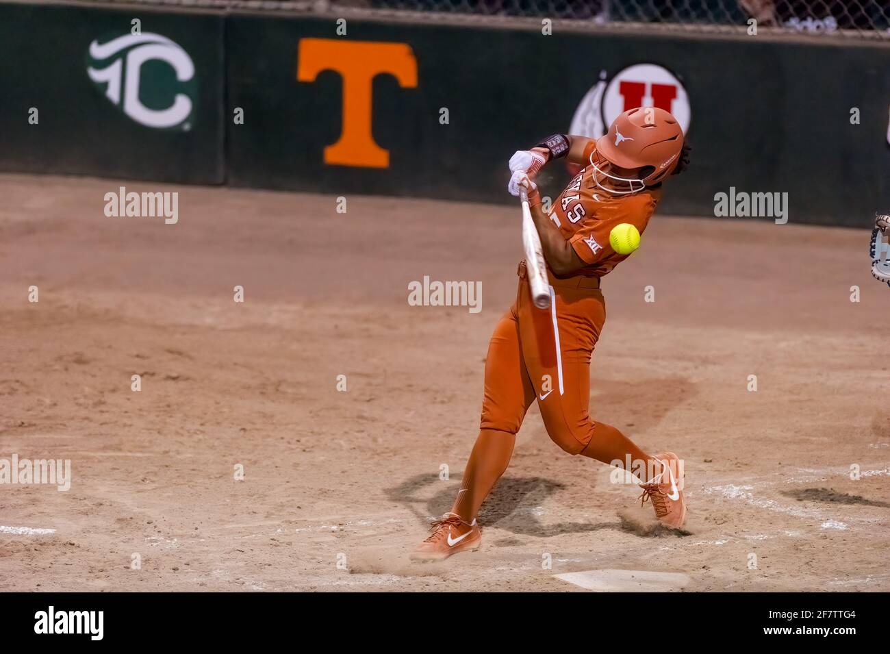 Das Texas Longhorns Woman´s Softball Team stellt sich gegen die Ole Miss Rebels Im Turnierspiel Stockfoto