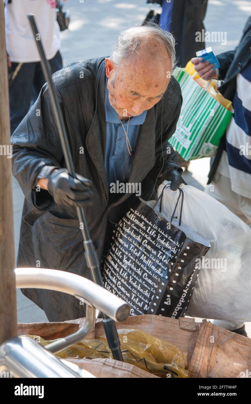 Japanischer Obdachloser sucht im Ueno Park, Tokio, Japan, nach bin Stockfoto