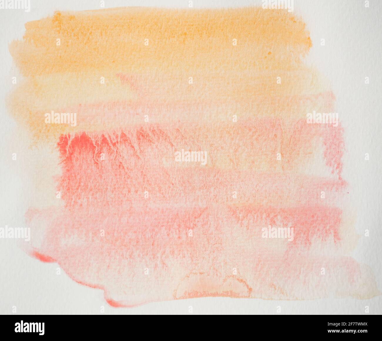 Aquarellstrich und Spray auf weißem Papier, abstrakter Hintergrund von Hand gezeichnet rosa mit roten und orangen Farbe Flüssigkeit Tropfen isoliert auf weißem Hintergrund Stockfoto