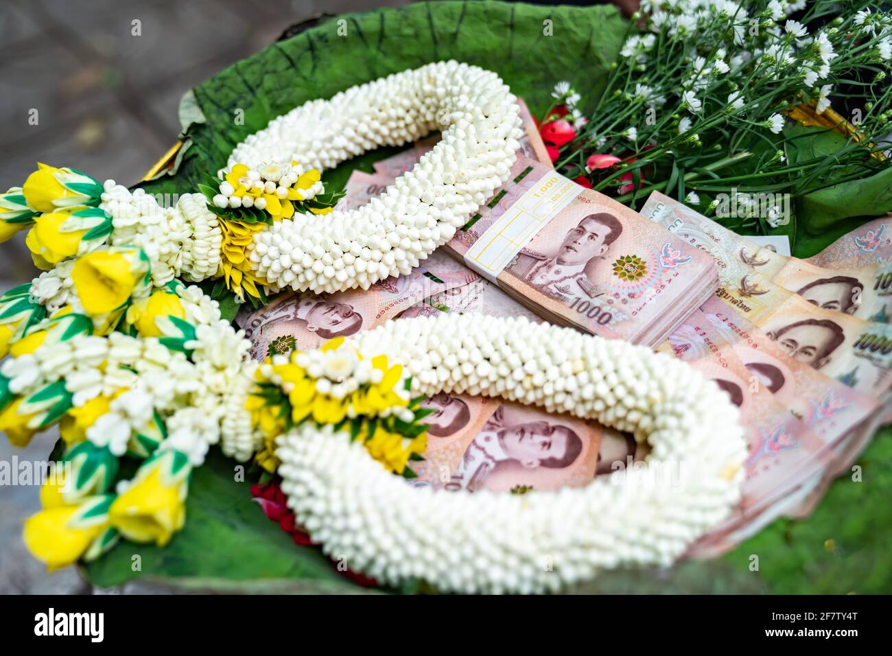 Thai Banknote 1000 Baht in Phan (Tablett mit Sockel) mit graland, um Verdienste zu verdienen und Geld für wohltätige Zwecke in thailändischer traditioneller Weise zu spenden. Stockfoto