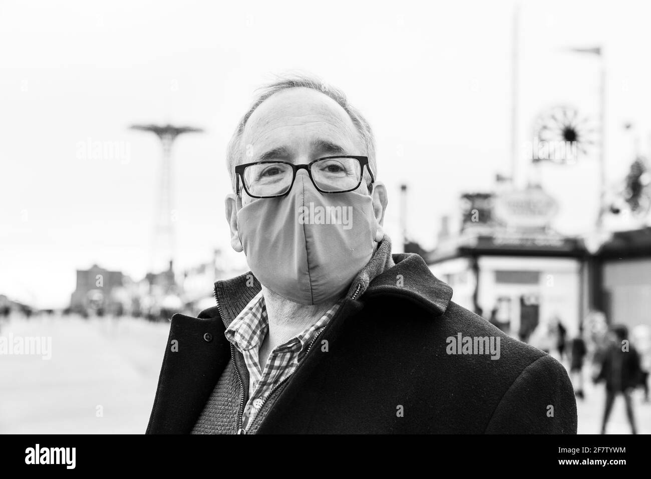 New York, NY - 9. April 2021: Bürgermeister Scott Stringer und Familie besuchen den Vergnügungspark auf Coney Island am Tag der Wiedereröffnung Stockfoto