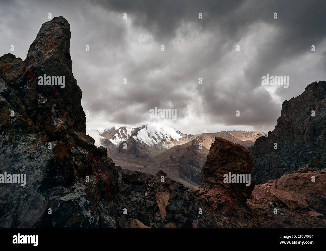 Panoramablick auf das Bergtal im Tien Shan Gebirge in Almaty Kasachstan. Stockfoto
