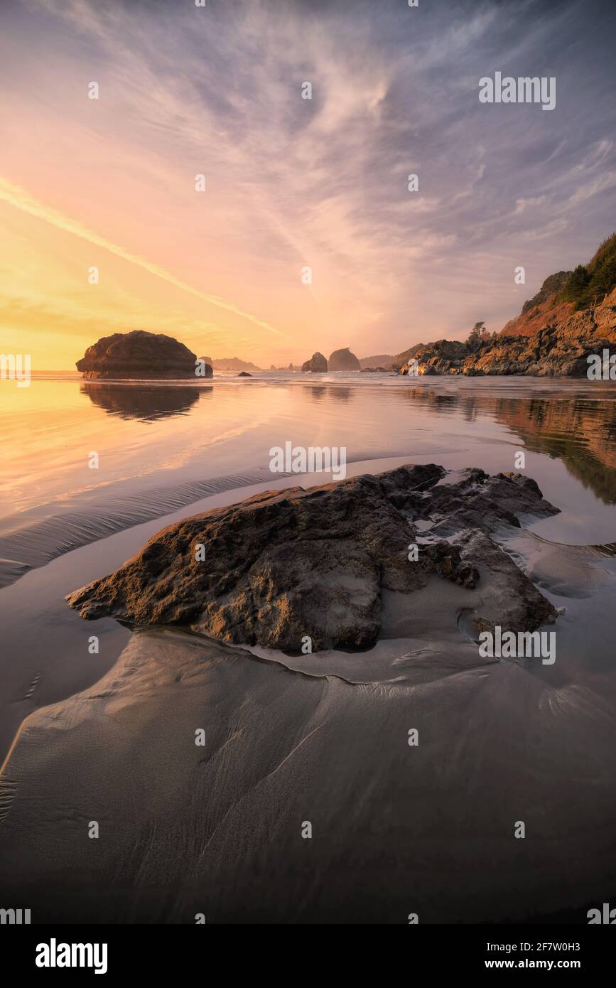 Vertikale Aufnahme eines Strandes bei Sonnenuntergang in Nordkalifornien, USA Stockfoto