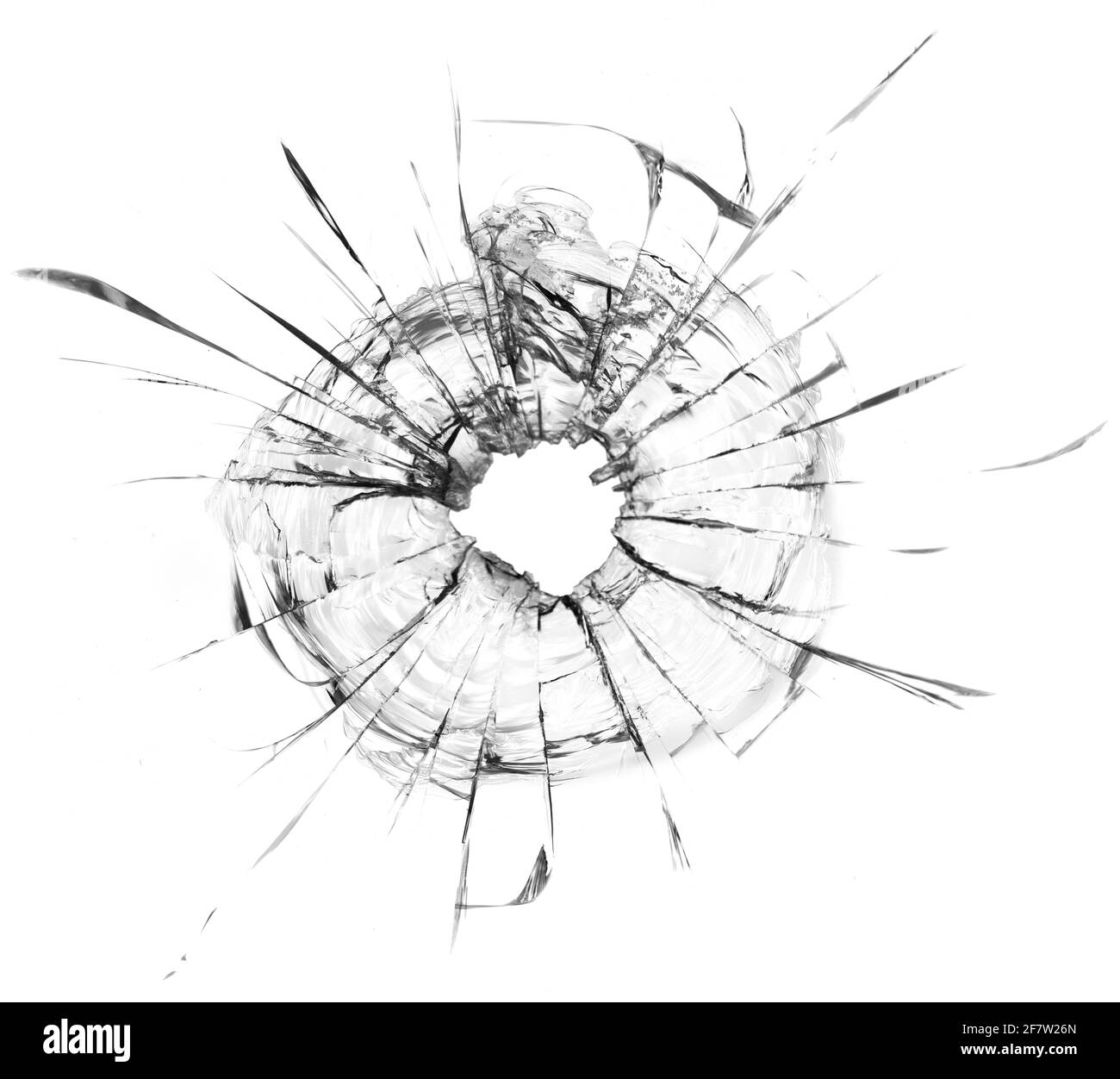 Einschussloch im Glas. Isoliert auf weißem Hintergrund. Stockfoto