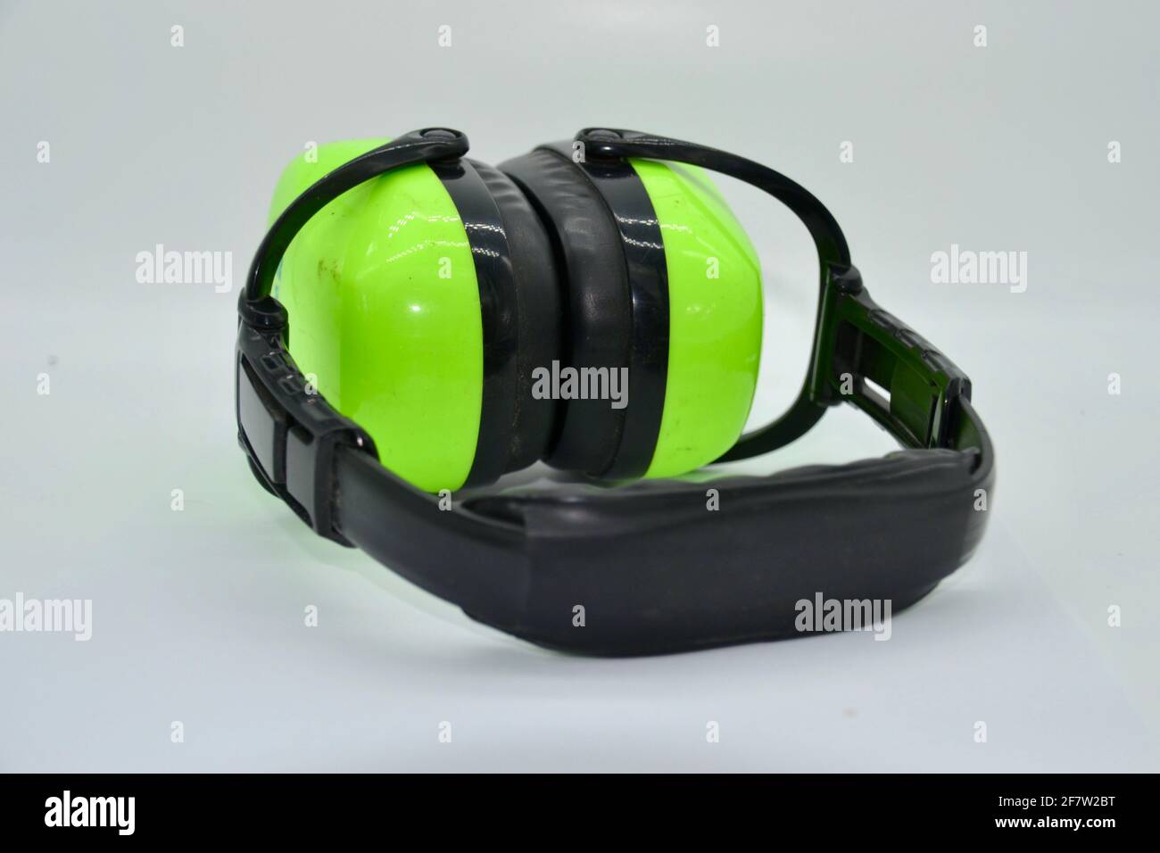 Zwei schützende Industriekopfhörer mit Geräuschminimierung im isolierten Studio Aufnahme Stockfoto