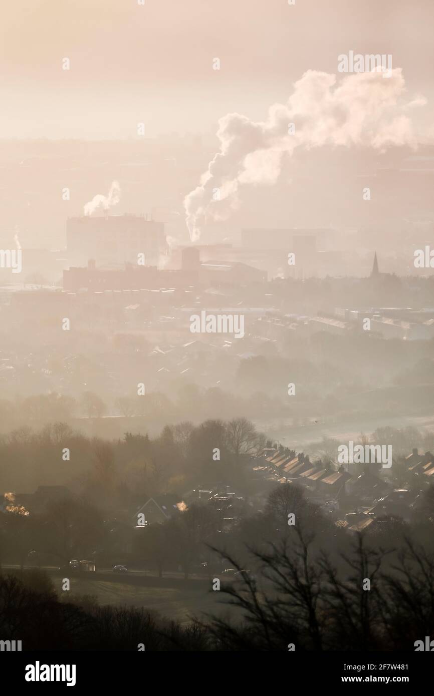 Die Sonne geht am 10. April 2021 über Gebäuden im Zentrum von Bradford in West Yorkshire, Großbritannien, auf. Quelle: Paul Thompson/Alamy Live News Stockfoto