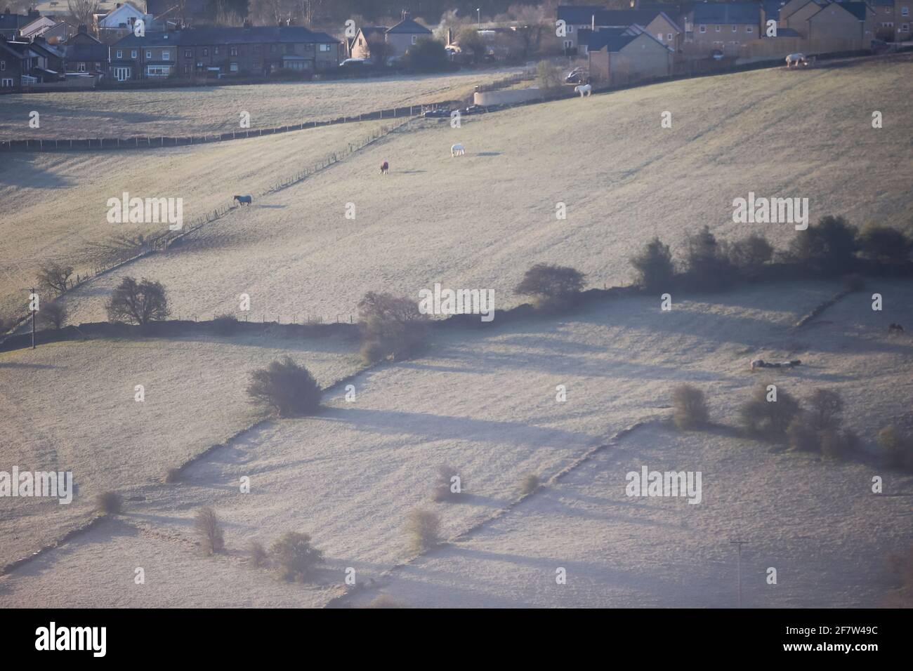 Am 10. April 2021 steigt die Sonne über frostigen Feldern in Thornton, in der Nähe von Bradford, in West Yorkshire, Großbritannien. Quelle: Paul Thompson/Alamy Live News Stockfoto