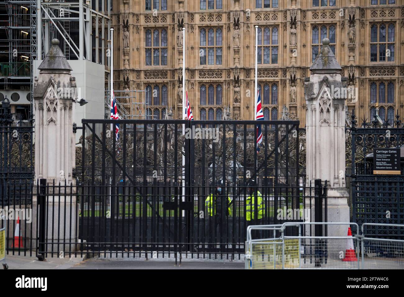 London, Großbritannien. April 2021. Drei Union Jacks, die am Morgen nach dem Tod von Prinz Philip, dem Herzog von Edinburgh, im Innenhof des Houses of Parliament am Halbmast fliegen. Gestern (Freitag) verkündete die britische Königsfamilie den Tod des Herzogs von Edinburgh im Alter von 99 Jahren. Bildnachweis: Ben Cawthra/Sipa USA **KEINE Verkäufe in Großbritannien** Bildnachweis: SIPA USA/Alamy Live News Stockfoto