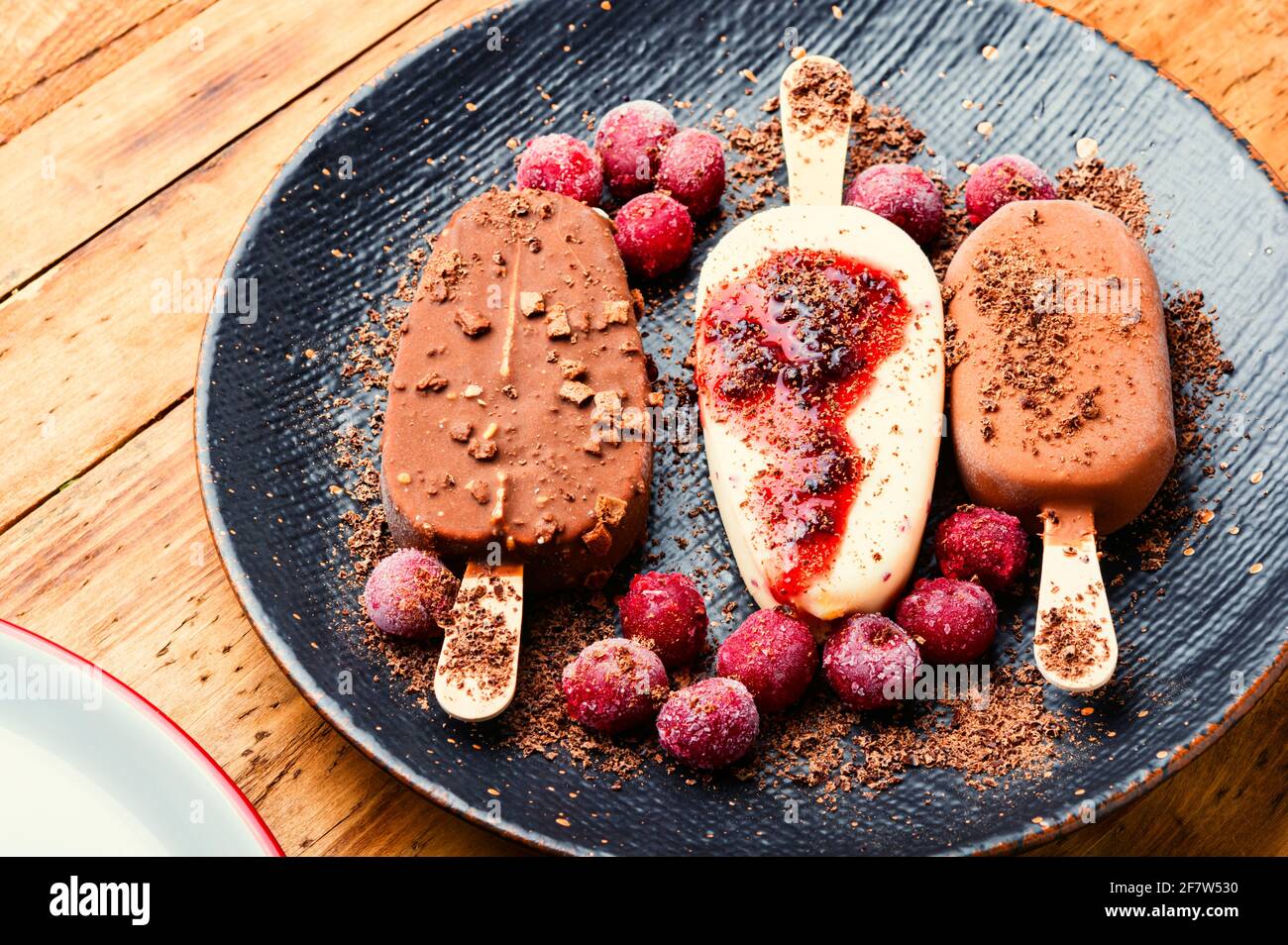Eis auf Stöcken mit Schokolade.leckere Eiszapfen mit Schokolade überzogen Stockfoto