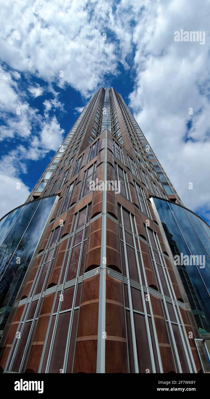 Frankfurt, Deutschland 08.04.2021 der Messeturm, 257 m Wolkenkratzer im Frankfurter Stadtteil Westend-Süd. Stockfoto