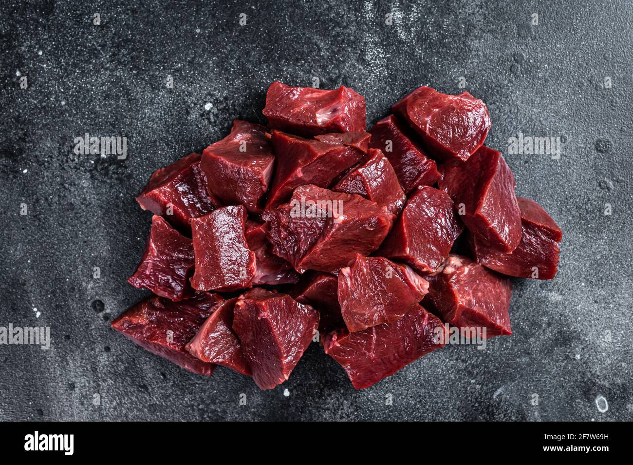 Roh geschnittenes Rind- oder Kalbsherz. Schwarzer Hintergrund. Draufsicht Stockfoto