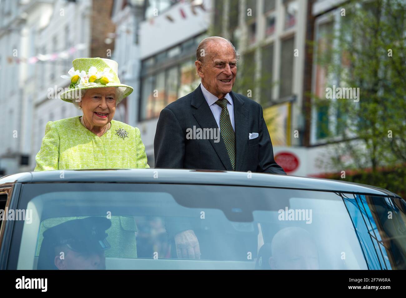 Windsor, Großbritannien. April 2016. Königin Elizabeth II. Und Prinz Philip fuhren heute im Rahmen der Feierlichkeiten zum 90. Geburtstag von Königin Elizabeth II. In einem Range Rover mit offenem Oberdeck die Peascod Street in Windsor entlang Quelle: Maureen McLean/Alamy Stockfoto