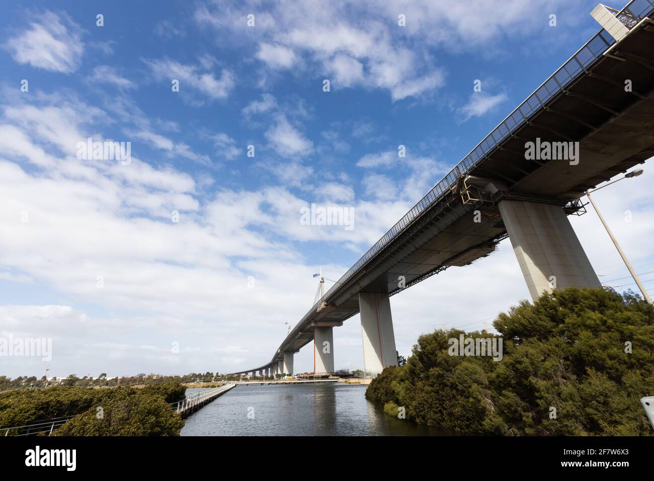 Westgate Bridge in Melbourne, Australien, mit Fahne am halben Mast nach dem Tod von Prinz Philip, Herzog von Edinburgh. Stockfoto