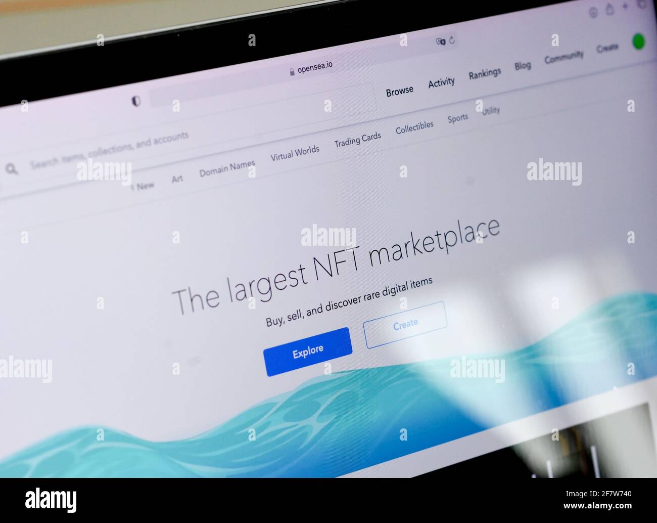 Berlin, Deutschland. April 2021. Ein Bildschirm zeigt die Website Opensea, auf der digitale Kunstwerke mit NFT verkauft werden. NFT stellt digitale Kunstwerke mit einem Echtheitszertifikat zur Verfügung. NFTS, Non-fungible Tokens, sind eindeutige kryptografische Anmeldeinformationen, die an die Blockchain geschrieben werden, die an eine Datei (Bild, Musik, Video) angehängt ist und nicht manipuliert werden kann. Quelle: Jens Kalaene/dpa-Zentralbild/ZB/dpa/Alamy Live News Stockfoto