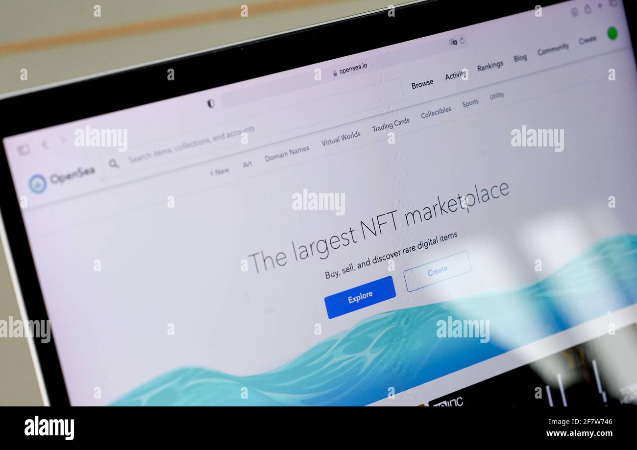 Berlin, Deutschland. April 2021. Ein Bildschirm zeigt die Website Opensea, auf der digitale Kunstwerke mit NFT verkauft werden. NFT stellt digitale Kunstwerke mit einem Echtheitszertifikat zur Verfügung. NFTS, Non-fungible Tokens, sind eindeutige kryptografische Anmeldeinformationen, die an die Blockchain geschrieben werden, die an eine Datei (Bild, Musik, Video) angehängt ist und nicht manipuliert werden kann. Quelle: Jens Kalaene/dpa-Zentralbild/ZB/dpa/Alamy Live News Stockfoto