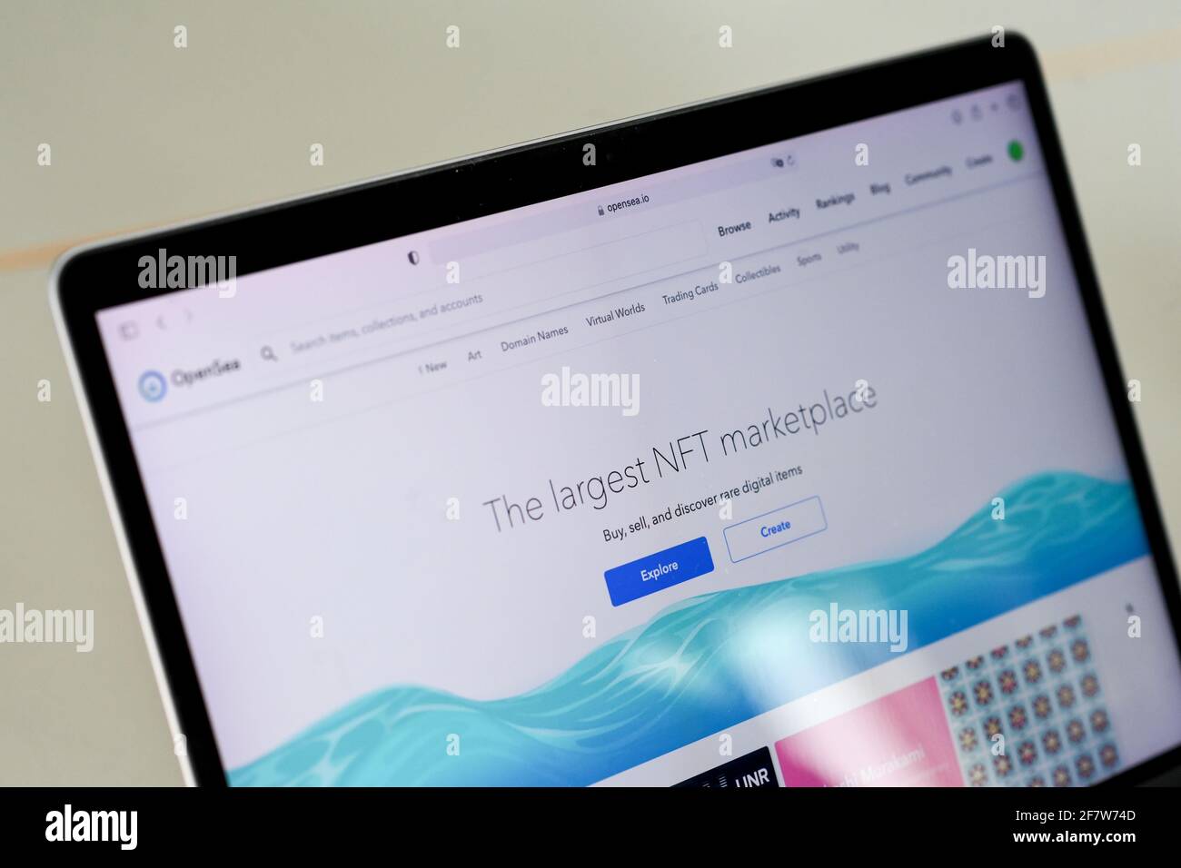 Berlin, Deutschland. April 2021. Ein Bildschirm zeigt die Website Opensea, auf der digitale Kunstwerke mit NFT verkauft werden. NFT stellt digitale Kunstwerke mit einem Echtheitszertifikat zur Verfügung. NFTS, Non-fungible Tokens, sind eindeutige kryptografische Anmeldeinformationen, die an die Blockchain geschrieben werden, die an eine Datei (Bild, Musik, Video) angehängt ist und nicht manipuliert werden kann. Quelle: Jens Kalaene/dpa-Zentralbild/ZB/dpa/Alamy Live News Stockfoto
