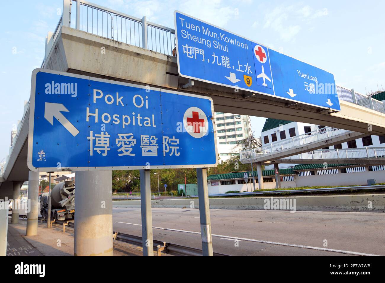 Autobahnschilder auf der Castle Peak Road, Yuen Long zum Pok Oi Hospital und Tuen Mun Stockfoto