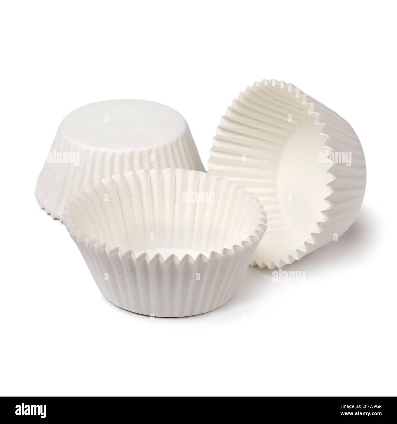 Weiß leeres Papier Cupcake oder Muffin Tassen isoliert auf weiß Hintergrund Stockfoto