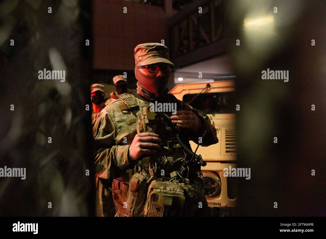 Minneapolis, Minnesota, USA. April 2021. 9. April 2021-Minneapolis, Minnesota, USA: Ein Mitglied der Nationalgarde wacht über den Fahrzeugeingang zum Hennepin County Government Center, während es einen marsch in Downtown Minneapolis gegen Polizeibrutalität inmitten von DEREK CHAUVINS Prozess beobachtet. Quelle: Henry Pan/ZUMA Wire/Alamy Live News Stockfoto