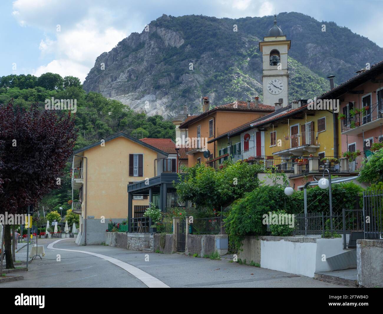 Blick auf Feriolo, erstaunliche Stadt mit Blick auf den Lago Maggiore. Piemont, italienische Seen, Italien. Stockfoto