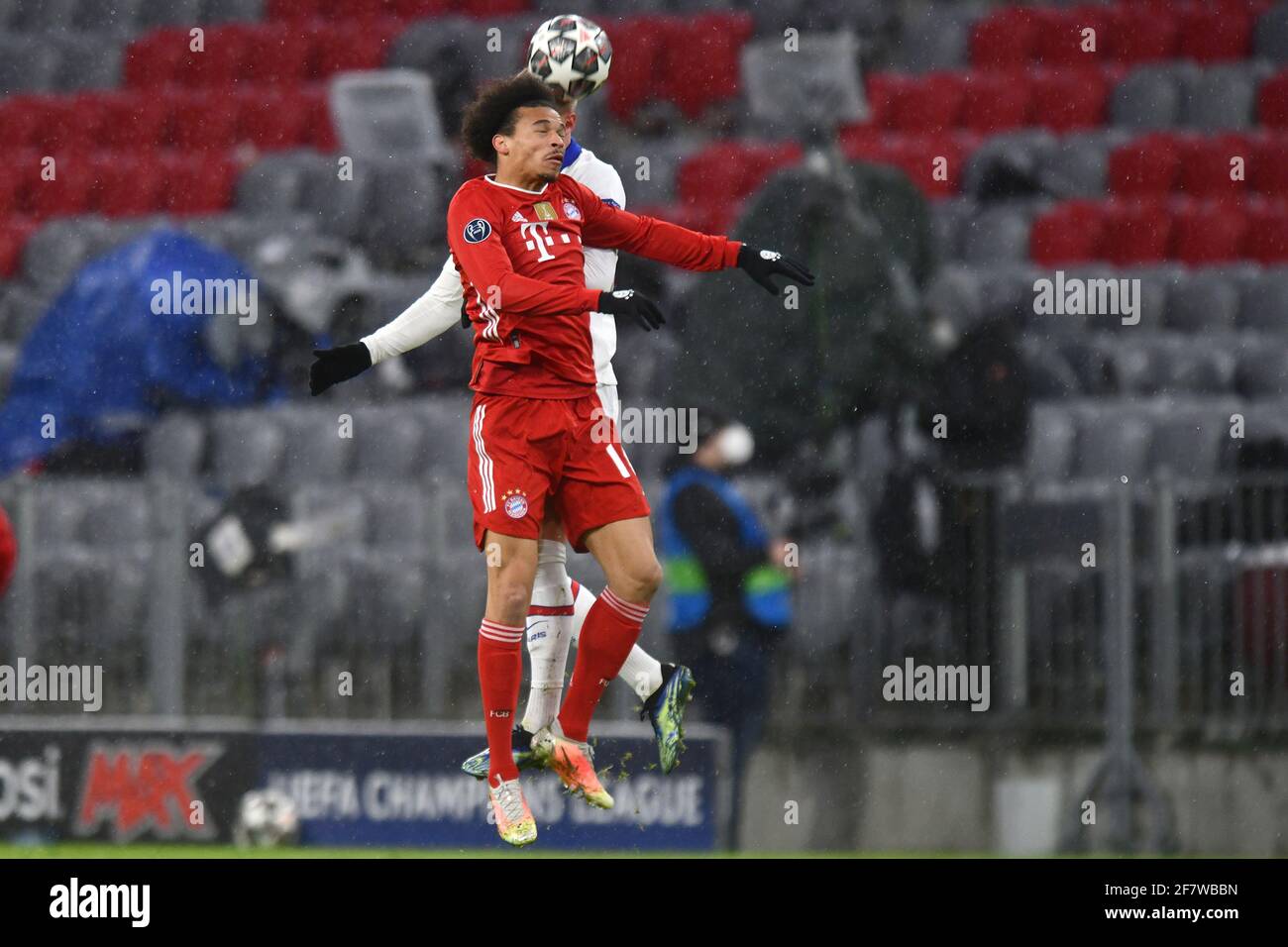 Leroy SANE (FC Bayern München), Action, Duelle. FC Bayern München-Paris Saint Germain (PSG) 2-3, Fußball Champions League Viertelfinale am 7. April 2021 verbieten die ALLIANZAREN A. die DFL-VORSCHRIFTEN DIE VERWENDUNG VON FOTOS ALS BILDSEQUENZEN UND/ODER QUASI-VIDEOS. Foto: Jens Niering / Pool via SVEN SIMON Fotoagentur GmbH & Co. Pressefoto KG # Prinzessin-Luise-Str. 41 # 45479 M uelheim / R uhr # Tel 0208/9413250 # Fax. 0208/9413260 # GLS Bank # BLZ 430 609 67 # Konto 4030 025 100 # IBAN DE75 4306 0967 4030 0251 00 # BIC GENODEM1GLS # www.svensimon.net. Weltweite Nutzung Stockfoto