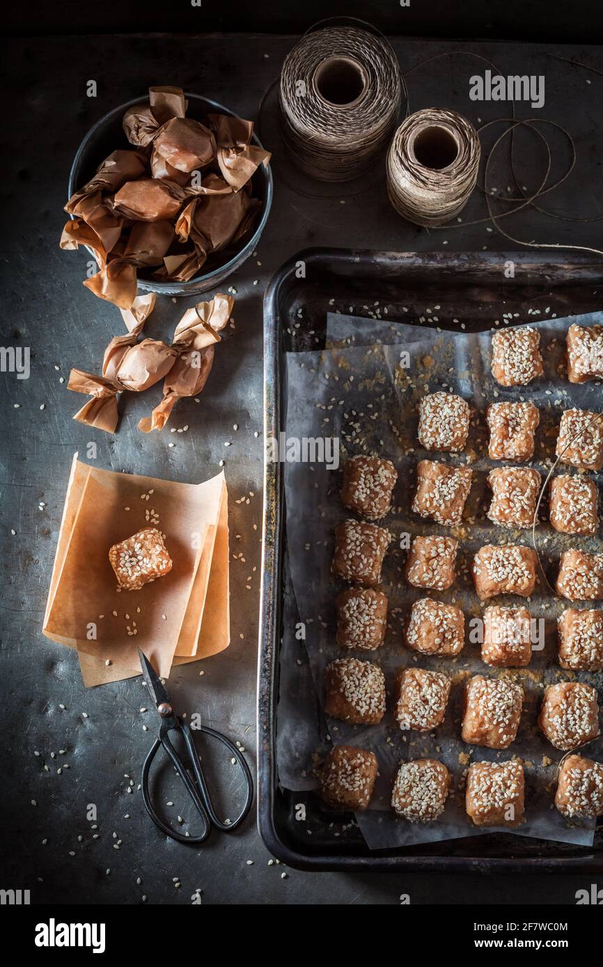 Süße und hausgemachte Süßigkeiten aus Sesam und Zucker. Hausgemachte Süßigkeiten Stockfoto