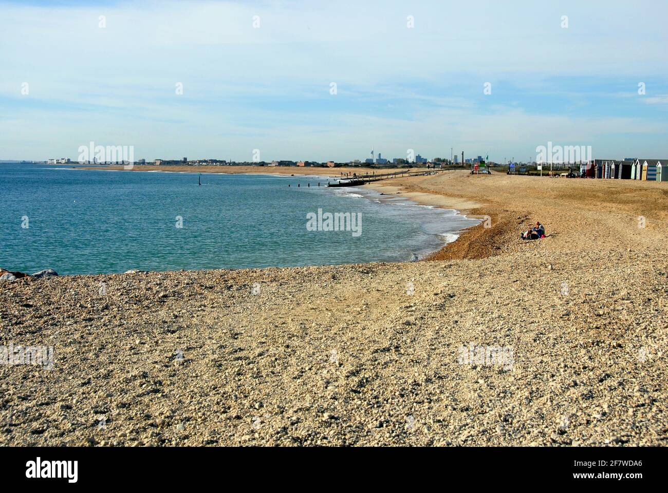 Strandabschnitt auf Hayling Island, Hampshire, weitgehend verlassen, da es außerhalb der Saison ist Stockfoto